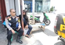 Jaga Kondusivitas Wilayah, Bhabinkamtibmas Polsek Kramatmulya Gelar Patroli Dialogis di Desa Gandasoli