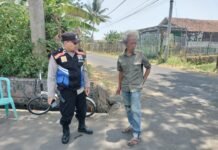 Susuri Pemukiman Warga, Bhabinkamtibmas Desa Gandasoli Jalin Kedekatan Lewat Patroli Dialogis