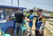 Sambangi Warung Klontong, Bhabinkamtibmas Desa Gandasoli Sampaikan Pesan Kamtibmas Lewat Patroli Dialogis