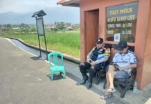 Dukung Sektor Pariwisata Desa, Bhabinkamtibmas Desa Gandasoli Sambangi Petugas Wisata Sawah Lope