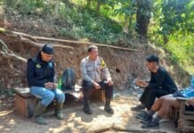 Sambangi Pos Perkebunan, Aiptu Yanto Suryanto Ajak Pemuda Jaga Kamtibmas Lereng Bukit