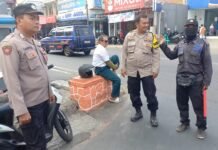 Tingkatkan Sinergitas, Personel Polsek Kramatmulya Berikan Pembinaan Kamtibmas kepada Petugas Keamanan