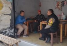 Sambangi Warung Kopi, Aipda Karna Sampaikan Imbauan Kamtibmas Lewat Ngobrol Santai