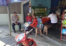 Duduk Bersama Warga, Bhabinkamtibmas Aiptu Karto Jalin Kedekatan Preventif di Desa Cikubangsari