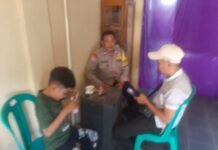 Sambangi Warga di Dalam Rumah, Bhabinkamtibmas Aiptu Karto Berikan Edukasi Kamtibmas Secara Kekeluargaan
