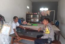 Sambangi Warung Makan, Bhabinkamtibmas Desa Cikubangsari Aiptu Karto Jalin Kedekatan Lewat Patroli Dialogis