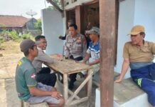 Gandeng Warga, Bhabinkamtibmas Aiptu Karto Gelar “Jumat Curhat” di Desa Cikubangsari