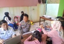 Dampingi Layanan Kesehatan Terpadu, Bhabinkamtibmas Aipda Rahmat Pastikan Kenyamanan Ibu dan Anak di Desa Widarasari