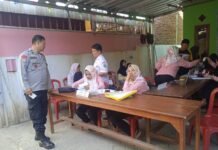Pastikan Kelancaran Pelayanan Warga, Bhabinkamtibmas Aipda Rahmat Kawal Kegiatan Kesehatan di Desa Widarasari