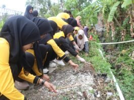 Tingkatkan Kebersihan Lingkungan, Polres Kuningan Gelar Jumat Bersih Berbasis Green Policing di Jalaksana