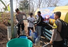 Salurkan 8.000 Liter Air Bersih, Polres Kuningan Gelar Baksos Hari Jadi ke-75 Humas Polri di Desa Kalimati
