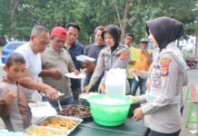 Wujud Kepedulian Sosial, Sat Lantas Polres Kuningan Gelar “Jumat Berkah” Berbagi Makanan Gratis untuk Masyarakat