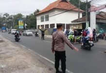 Jaga Kondusivitas Pagi Hari, Personel Polsek Cilimus Laksanakan Pengaturan Lalu Lintas