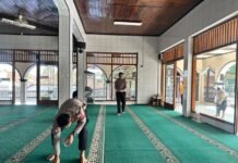 Rawat Tempat Ibadah dan Lingkungan, Polsek Cilimus Gelar Jumat Bersih Bersama Warga
