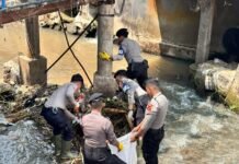 Antisipasi Musim Penghujan, Polres Kuningan Gelar Bakti Sosial Bersih-Bersih Pasar Baru dan Sungai Citamba
